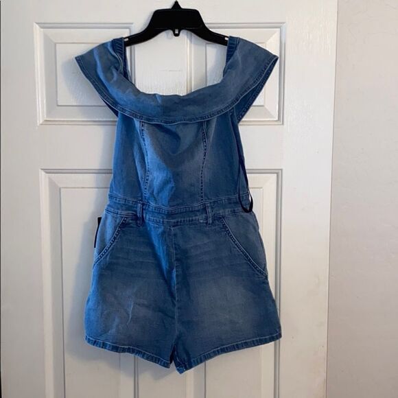 Bebe Off The Shoulder Denim Distressed Romper Contemporary Feminine Festival - Picture 4 of 16